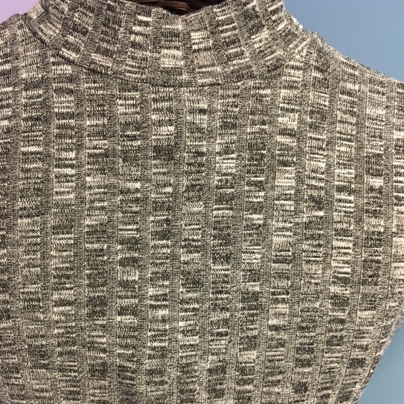 Gray Mock Ribbed Short Sleeve Top 🫶🏻 - Picture 2 of 6